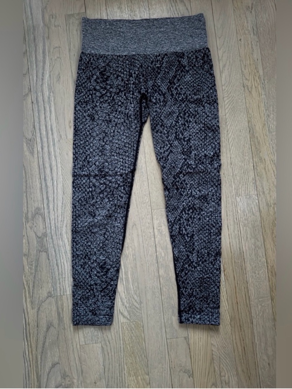 NVGTN Black Speckled Snakeskin Seamless Leggings Womens Size Medium M Gym